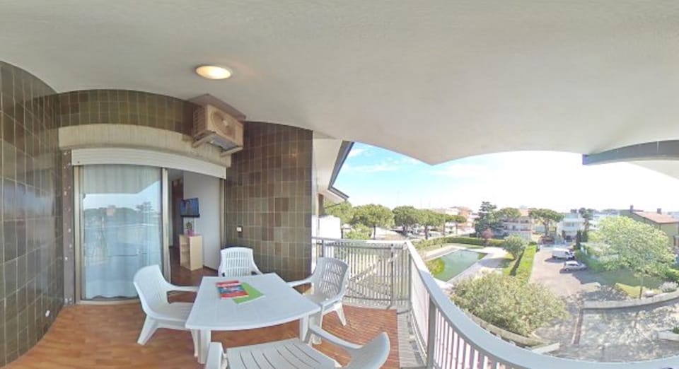 Apartment, 1 Bedroom, Balcony, City View | Dining