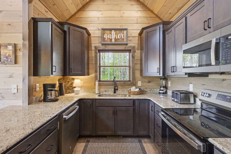 Cabin, 3 Bedrooms | Private kitchen | Coffee/tea maker, fridge, oven, toaster