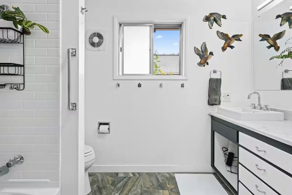 The Jasmine House - Cute & Centrally Located 2 Bedroom Home House in Eugene