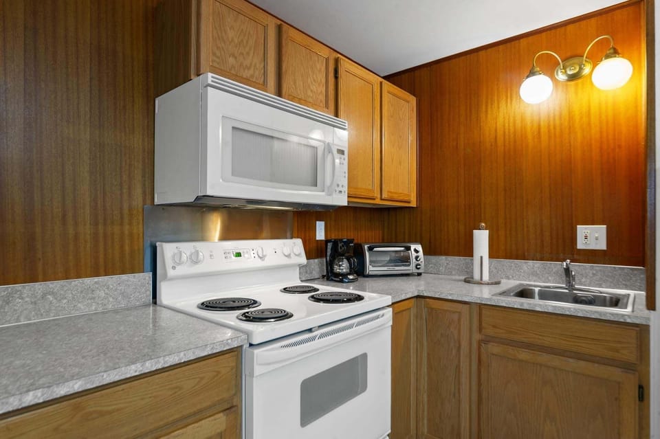Studio, 1 Bedroom | Private kitchen | Fridge, oven, coffee/tea maker, toaster