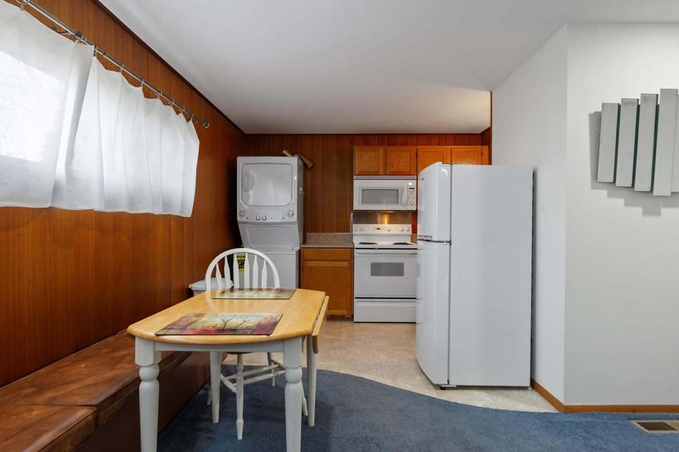 Studio, 1 Bedroom | Private kitchen | Fridge, oven, coffee/tea maker, toaster