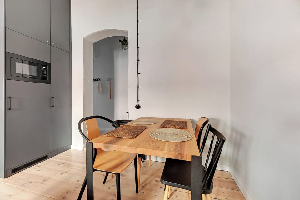Deluxe Apartment, Kitchenette, Courtyard View | In-room dining