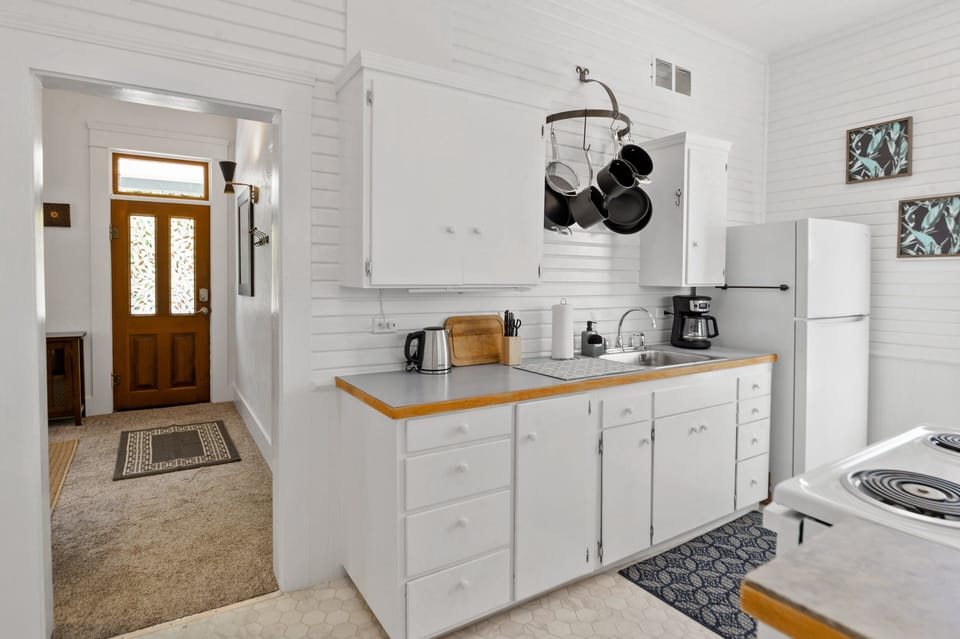 House, 2 Bedrooms | Private kitchen | Coffee/tea maker, fridge, oven, toaster