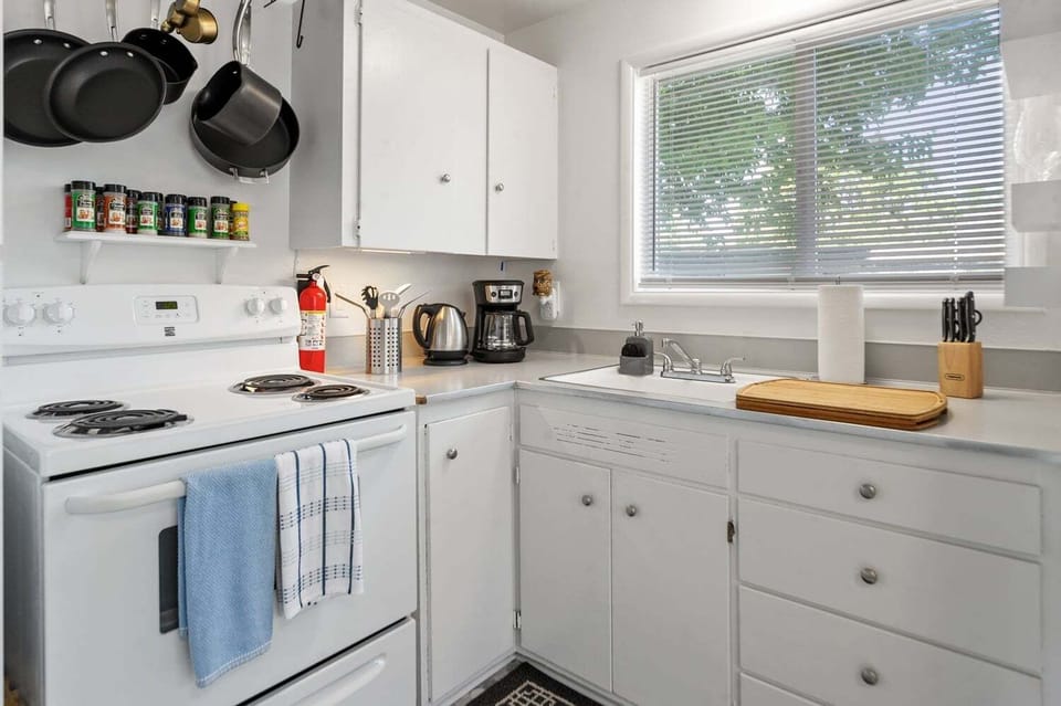Studio, 1 Bedroom | Private kitchen | Coffee/tea maker, fridge, oven