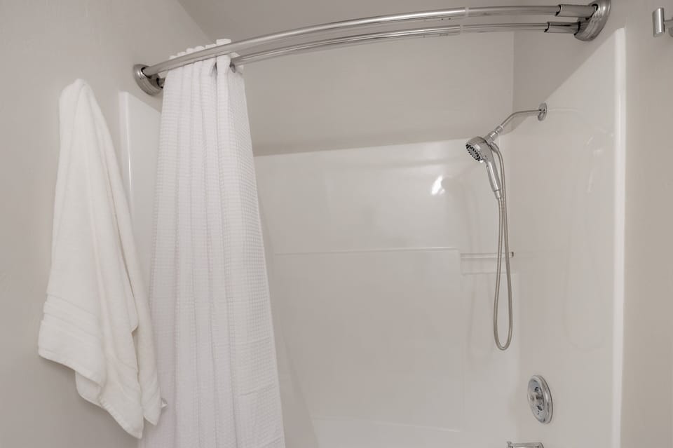 The Mixture - Hot Tub, Fire Pit & Covered Outdoor Dining 3 Bedroom Home House in Eugene