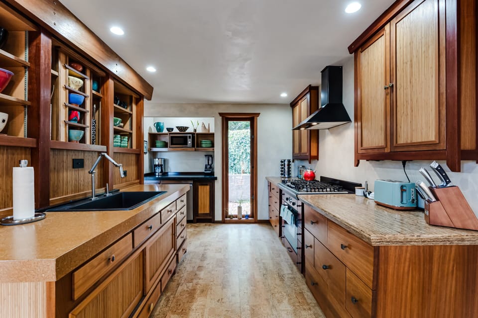 House, 3 Bedrooms | Private kitchen | Fridge, oven, coffee/tea maker