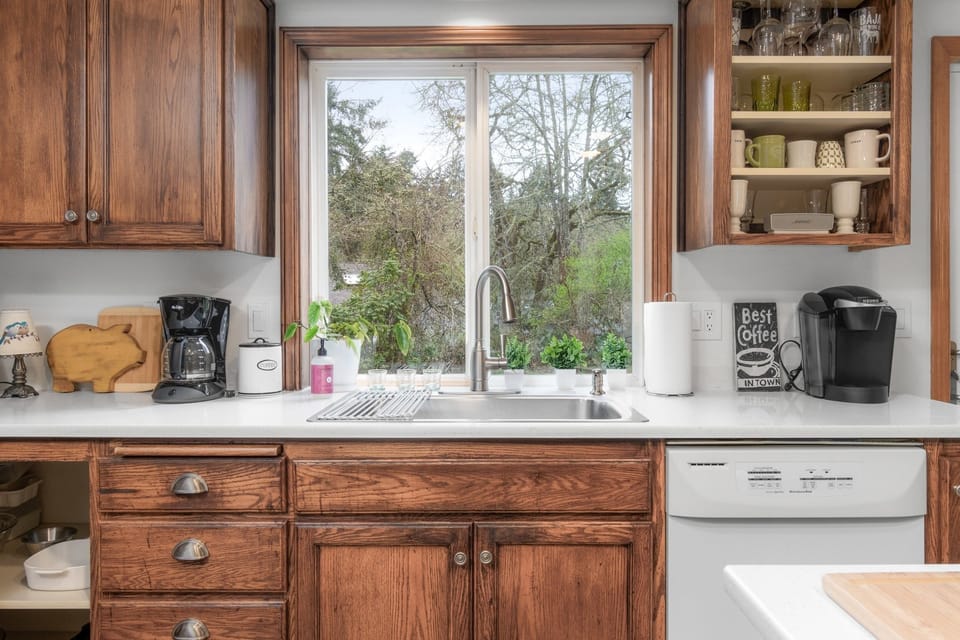 House, 4 Bedrooms | Private kitchen | Fridge, oven, coffee/tea maker, toaster