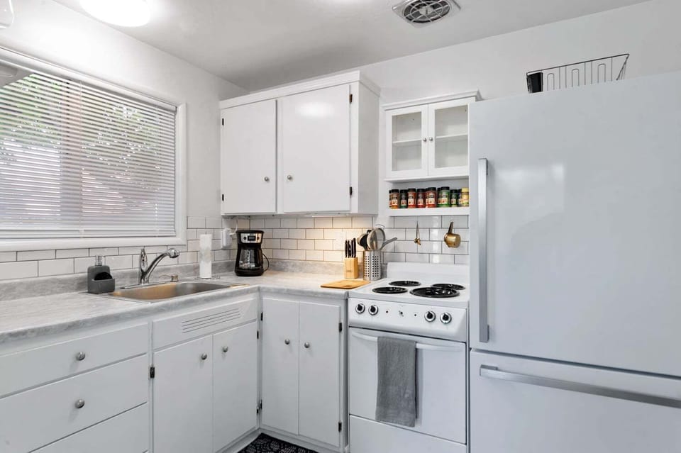 Studio, 1 Bedroom | Private kitchen | Fridge, oven, coffee/tea maker, toaster