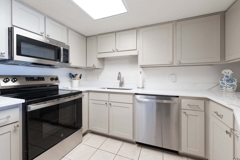 Condo, 2 Bedrooms | Private kitchen | Fridge, oven, coffee/tea maker