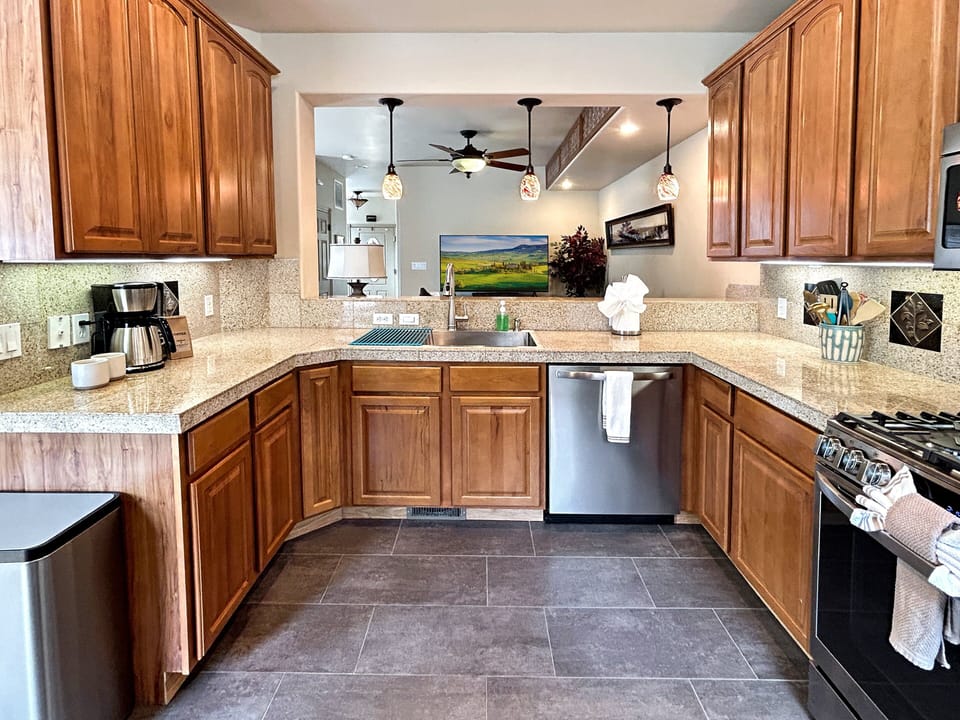 Townhome, 3 Bedrooms | Private kitchen | Fridge, oven, coffee/tea maker, toaster