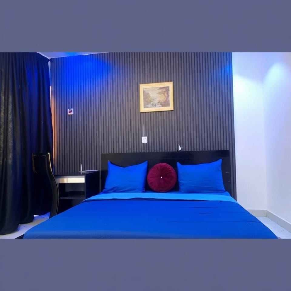 Executive Room, 1 King Bed, Air conditioning | Premium bedding, desk, laptop workspace, bed sheets
