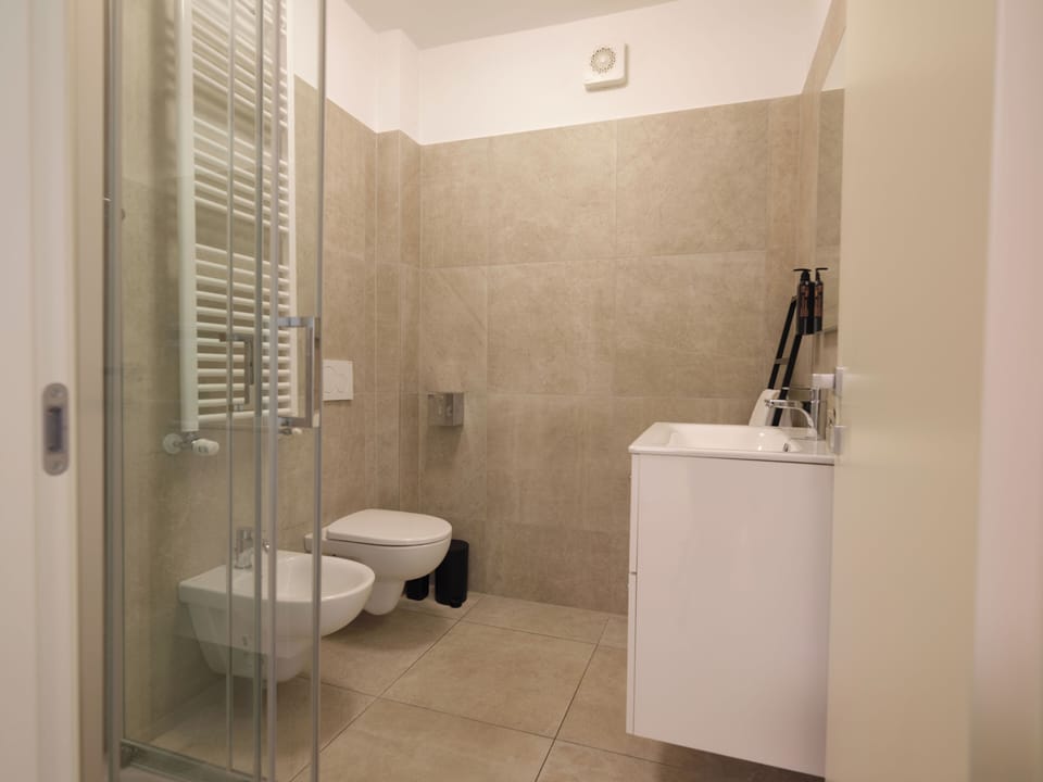 Deluxe Room | Bathroom | Shower, hair dryer, towels, soap
