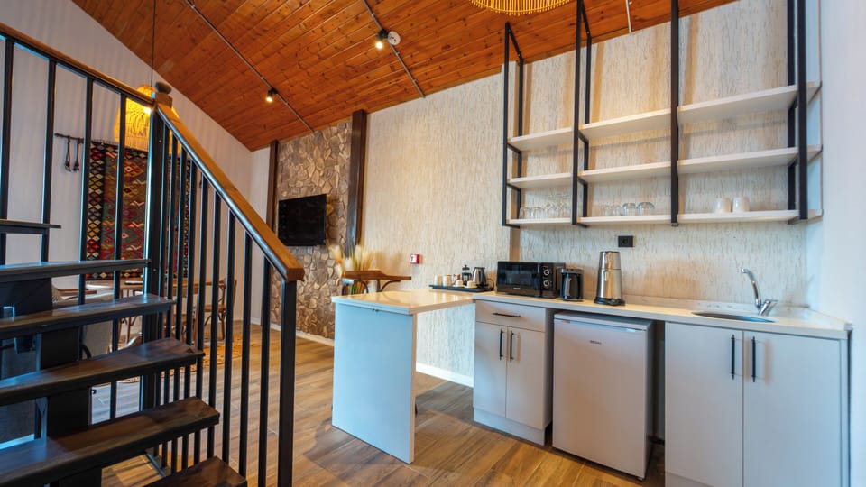 Comfort Bungalow, Lake View | Private kitchen | Mini-fridge, stovetop, coffee/tea maker, electric kettle