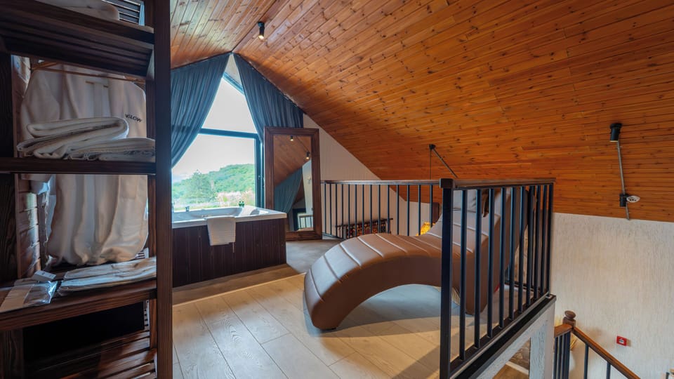 Comfort Bungalow, Lake View | Bathroom | Shower, free toiletries, hair dryer, slippers