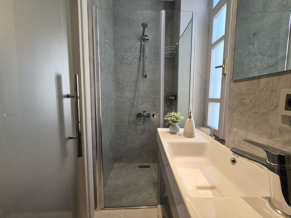 Economy Double Room | Bathroom | Shower, free toiletries, hair dryer, towels