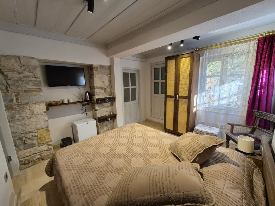 Premium bedding, free minibar, free WiFi, bed sheets