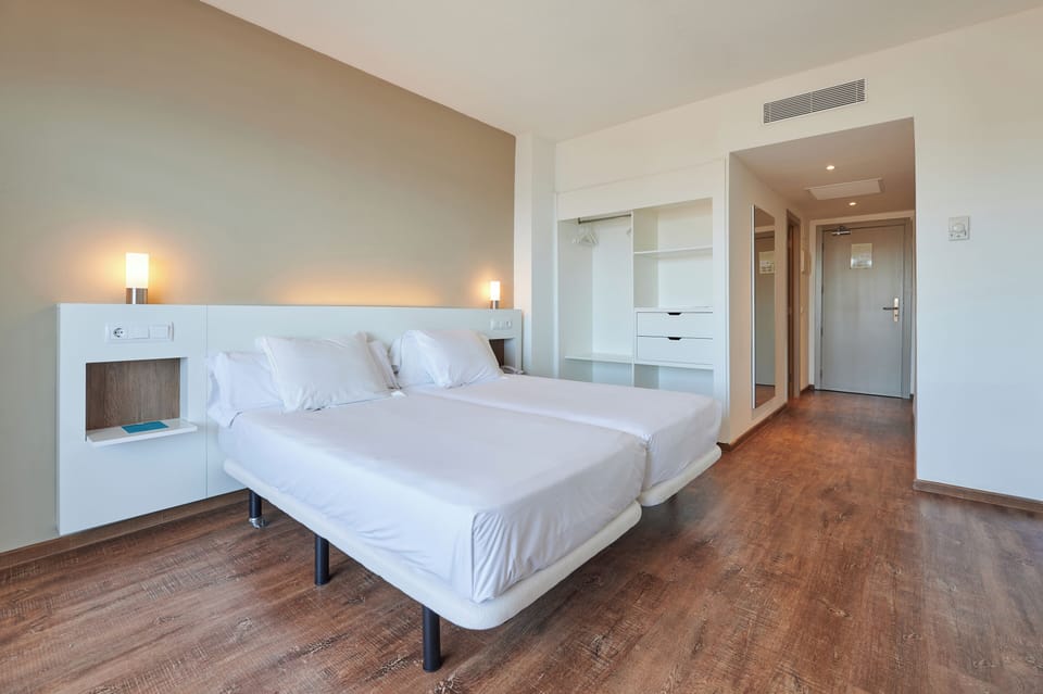 In-room safe, free WiFi, bed sheets