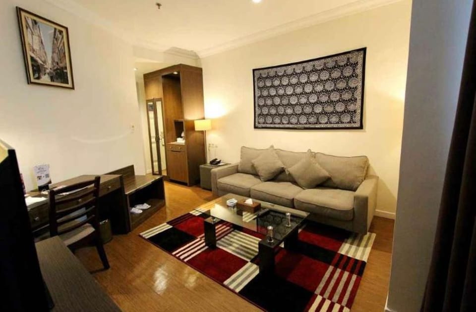 Executive Suite | Living area | LED TV