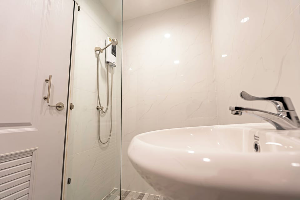 Junior Double Room, Balcony, City View | Bathroom shower