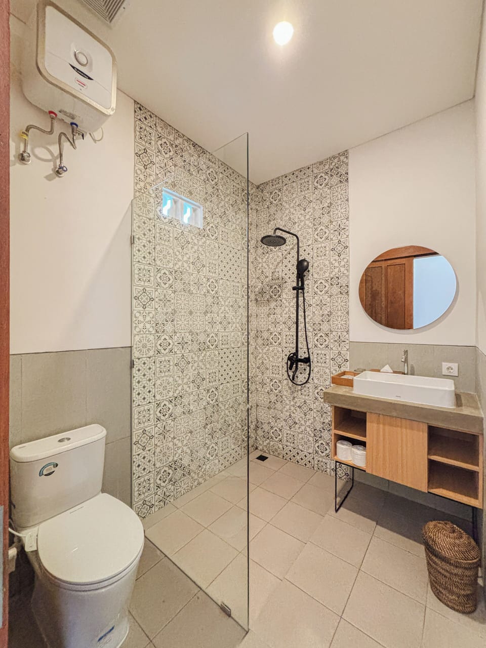 Suite | Bathroom | Shower, free toiletries, hair dryer, towels