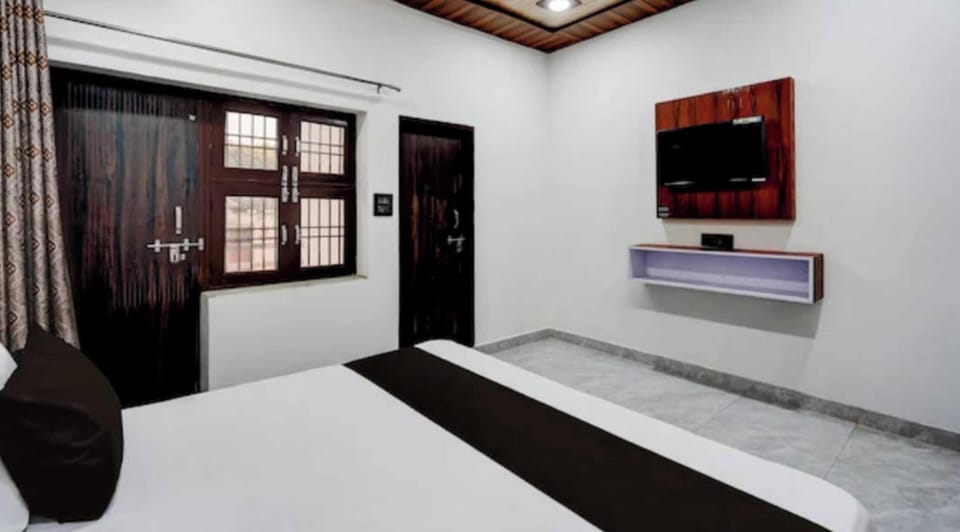 Deluxe Room | Rollaway beds, free WiFi, bed sheets