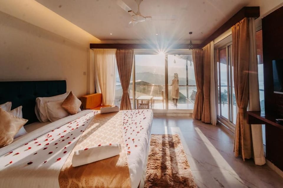 Executive Suite with Jacuzzi Lake View | Soundproofing, iron/ironing board, free WiFi