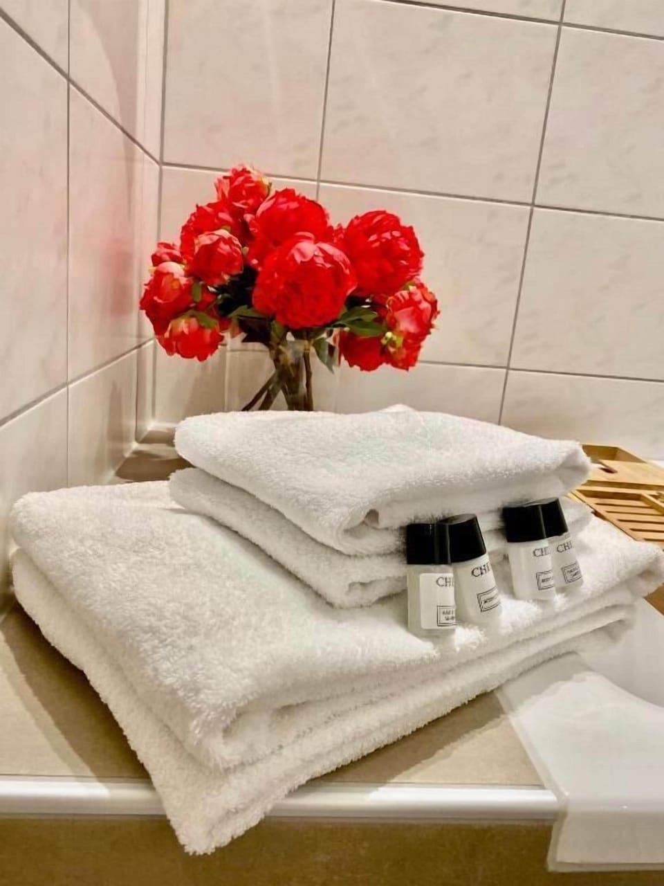 Exclusive Apartment | Bathroom | Combined shower/tub, hair dryer, towels, soap