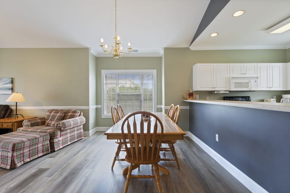 Signature Condo, 2 Bedrooms, Balcony, Garden View | In-room dining