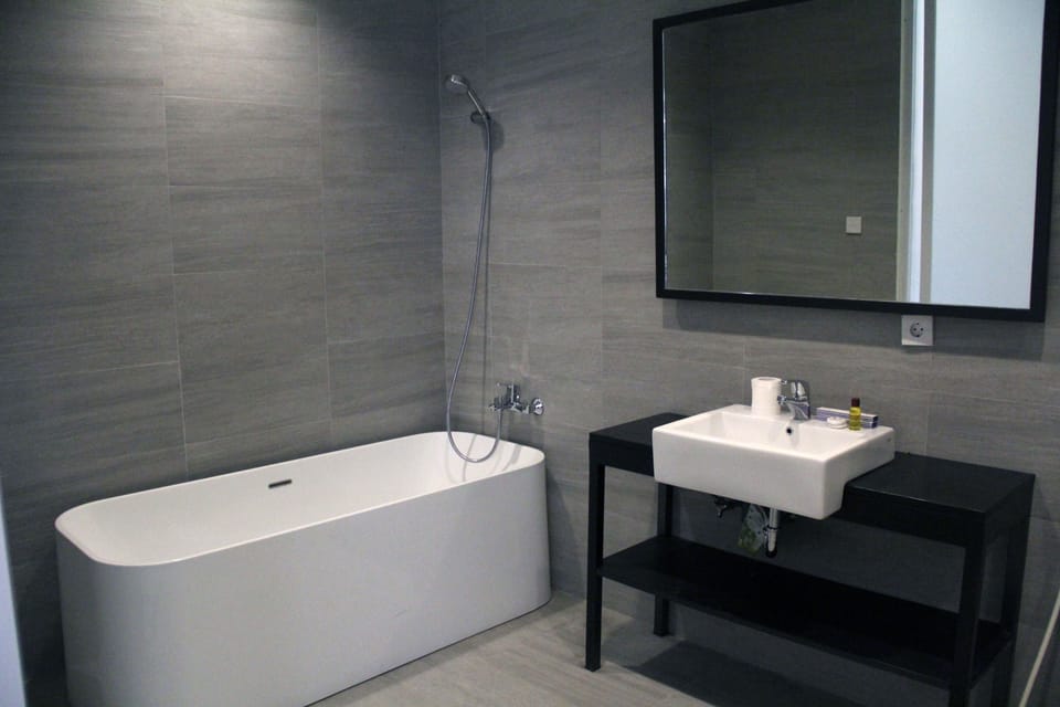 Suite | Bathroom | Shower, free toiletries, towels