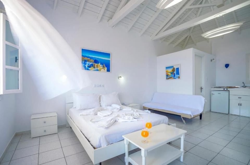 Superior Double or Twin Room, Balcony, Sea View | Minibar, in-room safe, free WiFi, bed sheets