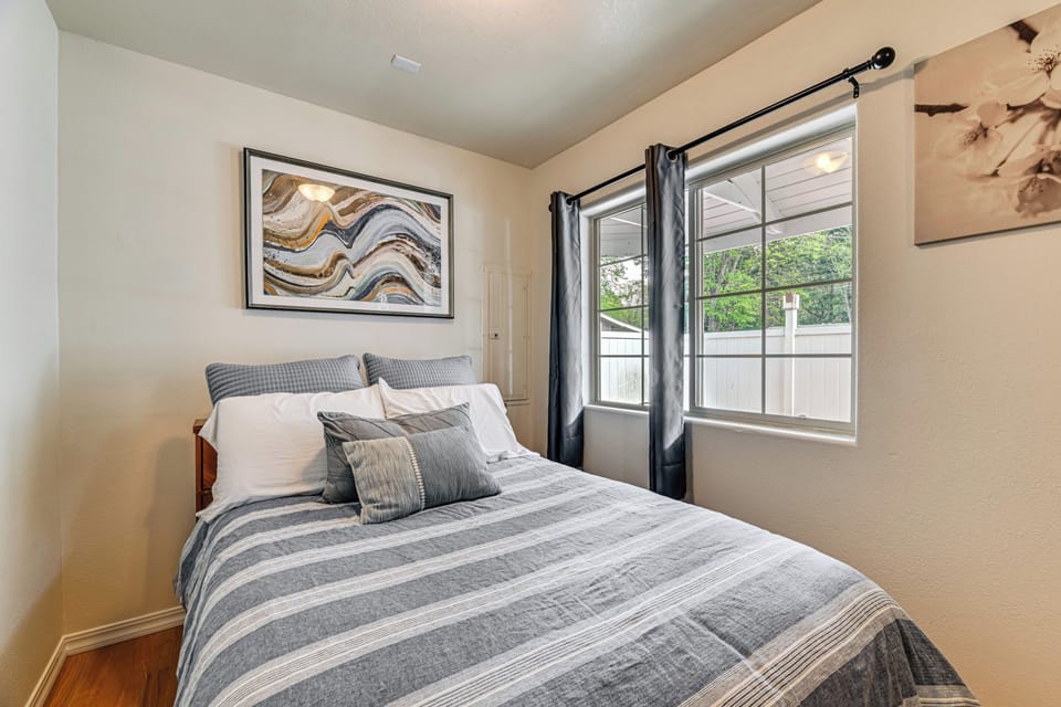 Patio & Game Room! Cozy Studio Near Oregon Caves Apartment in Oregon
