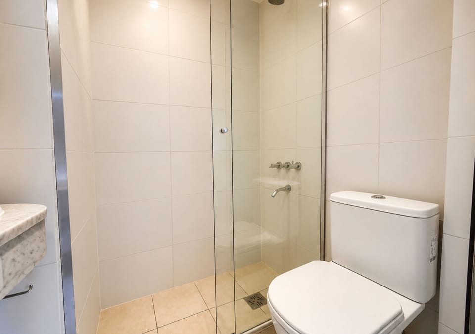Classic Room | Bathroom | Shower, rainfall showerhead, free toiletries, hair dryer