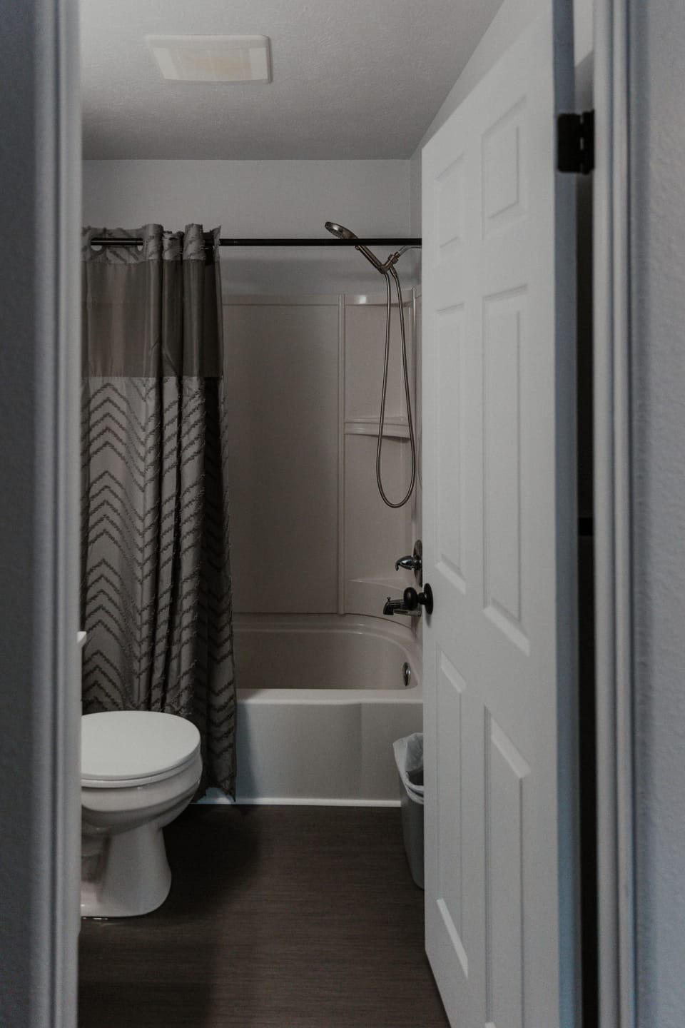 Comfort Room, 1 King Bed, Non Smoking | Bathroom | Combined shower/tub, towels, soap, toilet paper