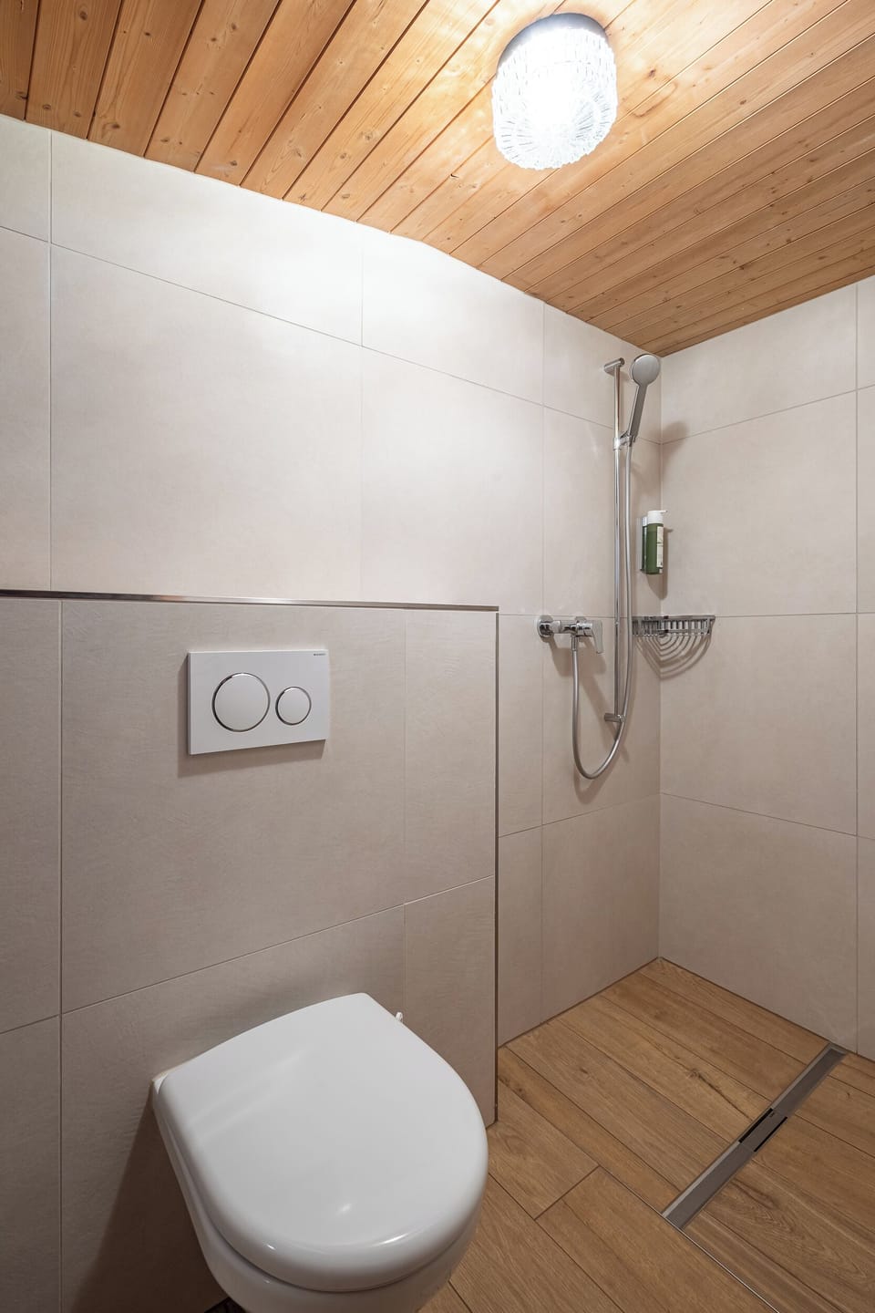 Economy Double Room, Shared Bathroom (Hostel - Doppelzimmer Stöckli) | Bathroom | Shower, free toiletries, hair dryer, towels