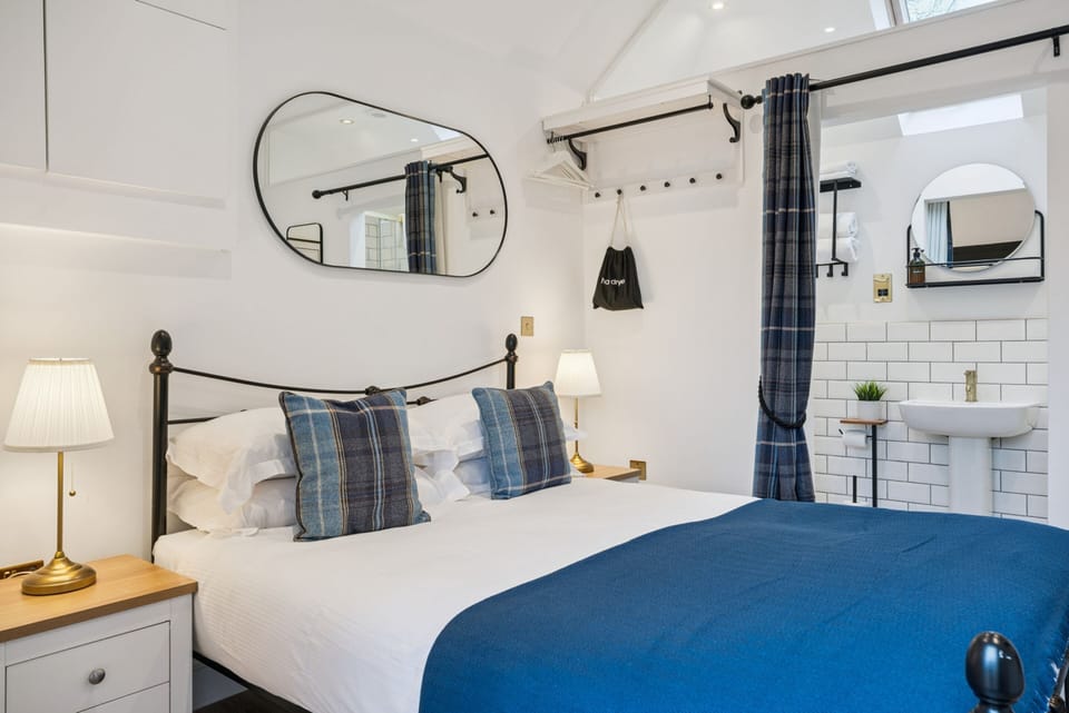 Deluxe Double Room, Ensuite (6/7) | Iron/ironing board, free WiFi