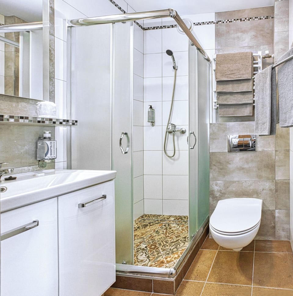 Quadruple Room, Balcony, Courtyard View | Bathroom