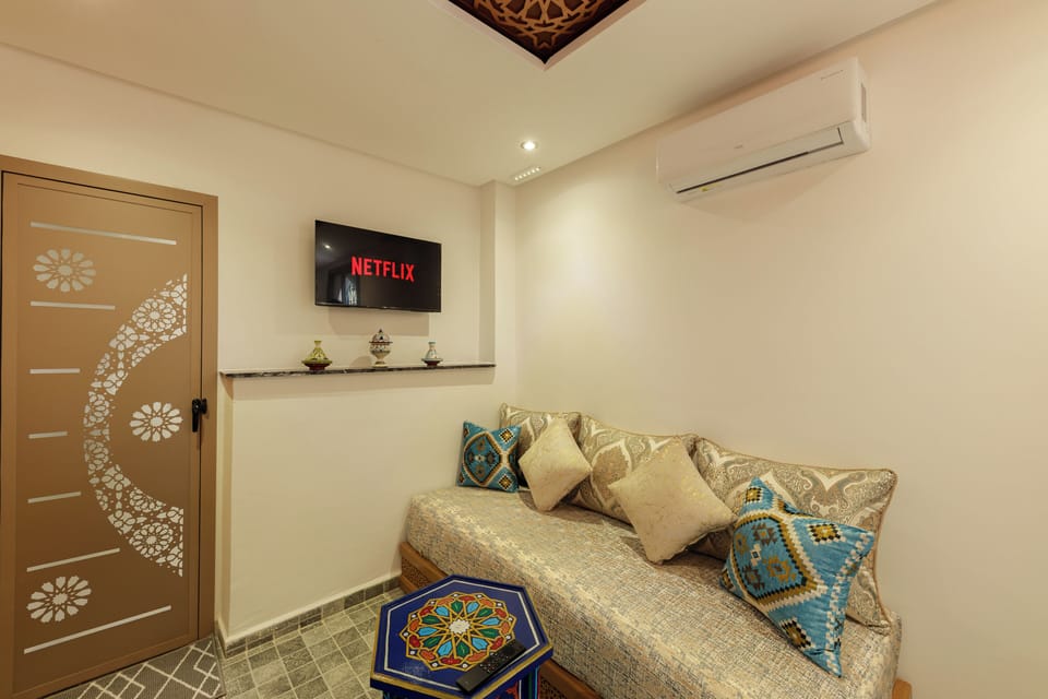 Superior Double or Twin Room | Living area | 32-inch LED TV with digital channels