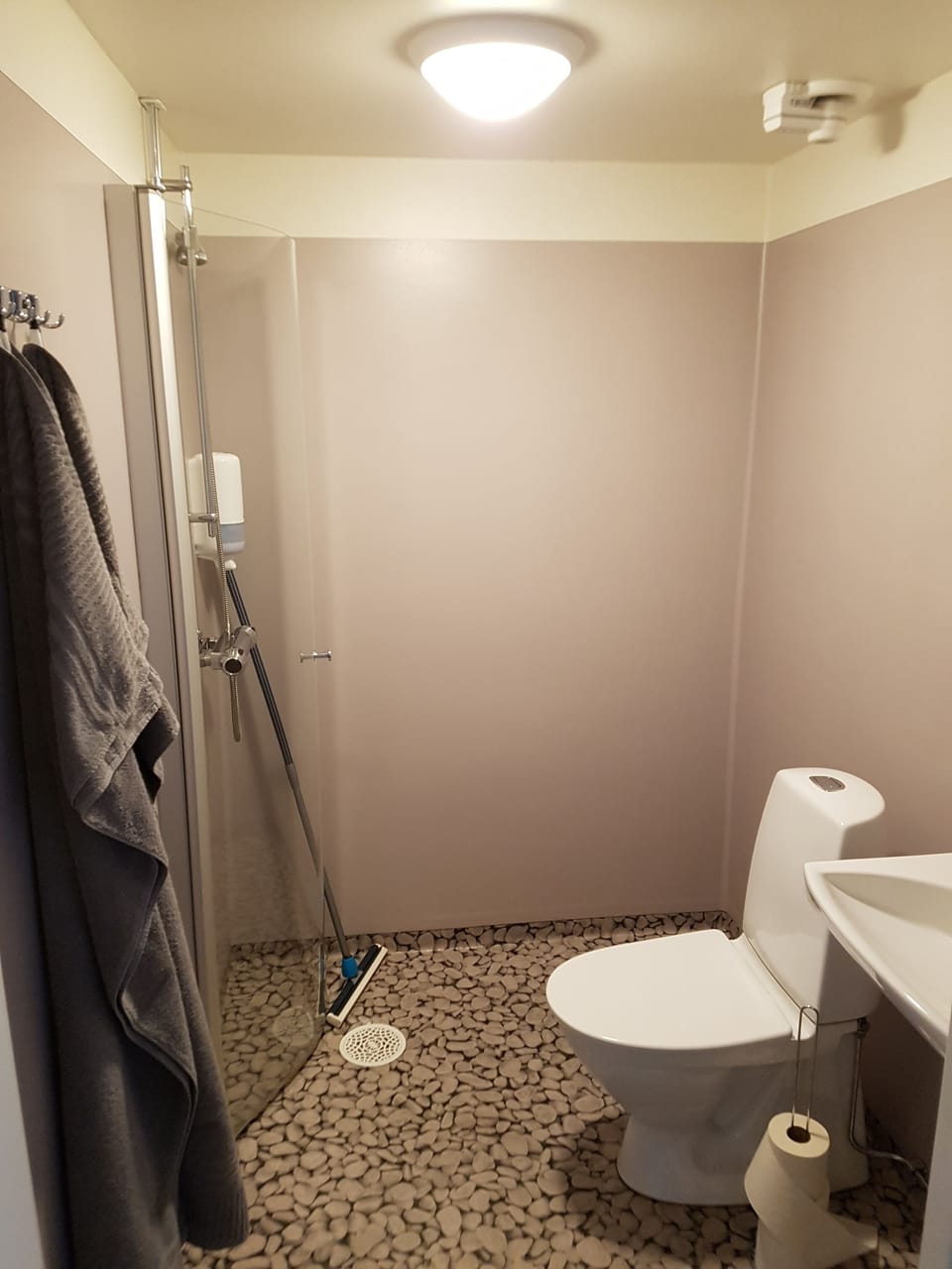 Triple Room, Private Bathroom | Bathroom | Shower, towels