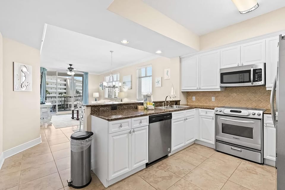 Condo, Multiple Beds (Azure #323) | Private kitchen