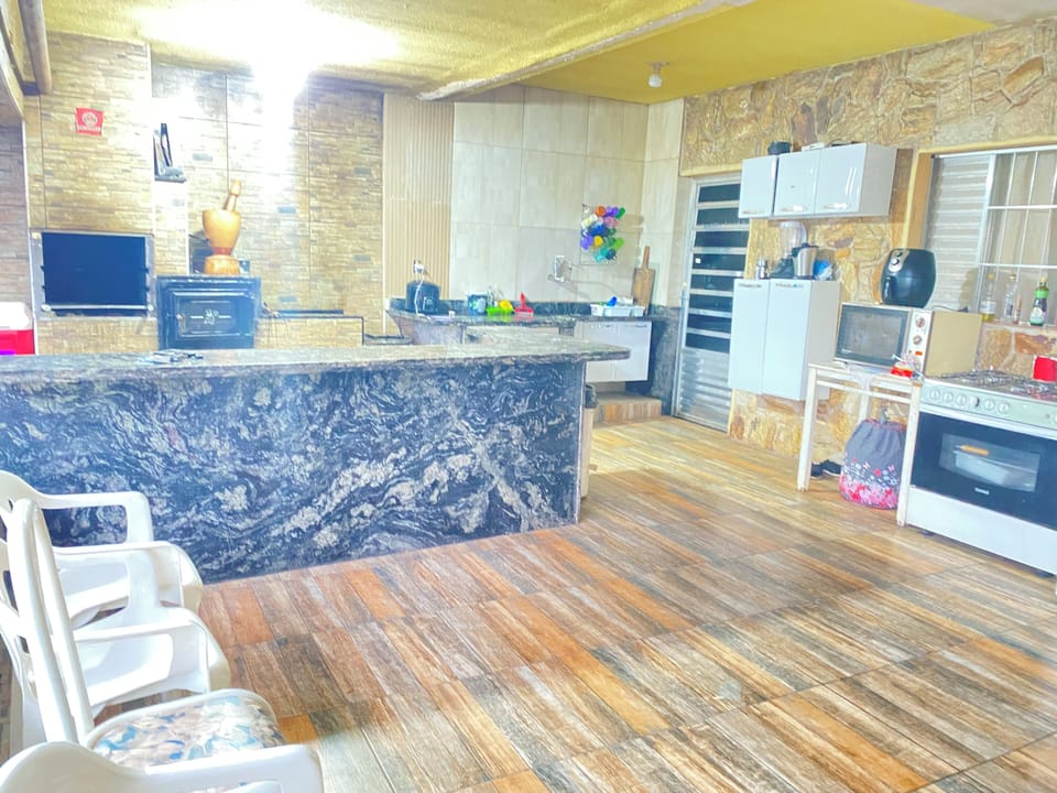 Basic Room, Microwave, Pool View | Private kitchen