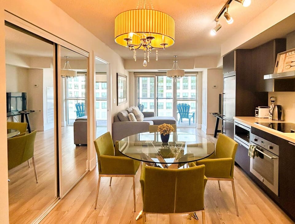 Signature Suite, 1 Queen Bed, Non Smoking, Private Bathroom | In-room dining