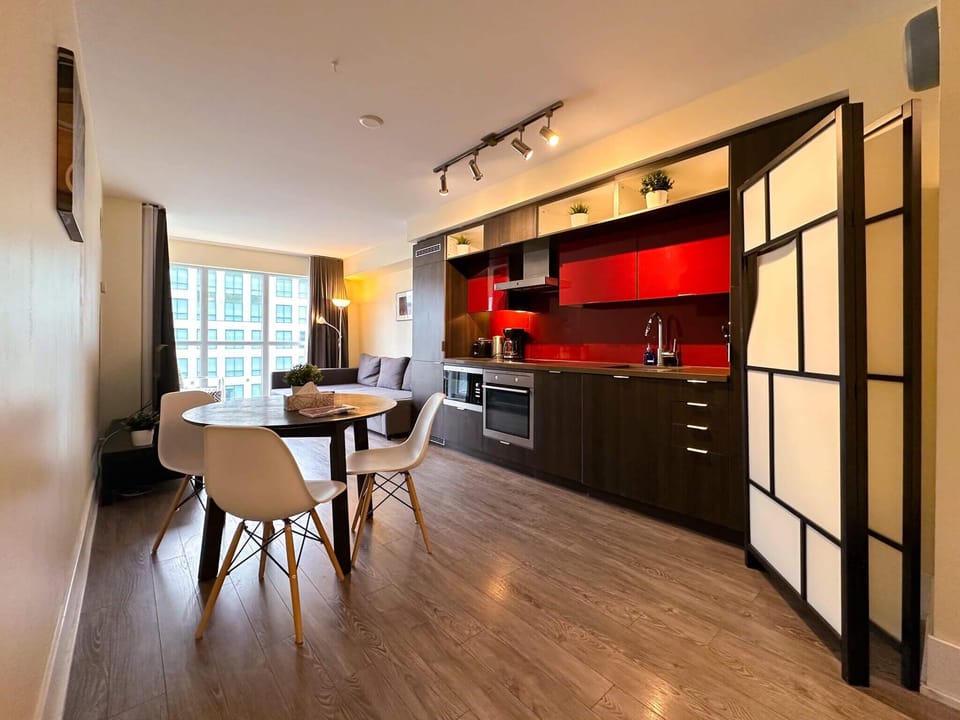 Signature Suite, Multiple Beds, Non Smoking, Private Bathroom | Private kitchen | Fridge, microwave, oven, stovetop