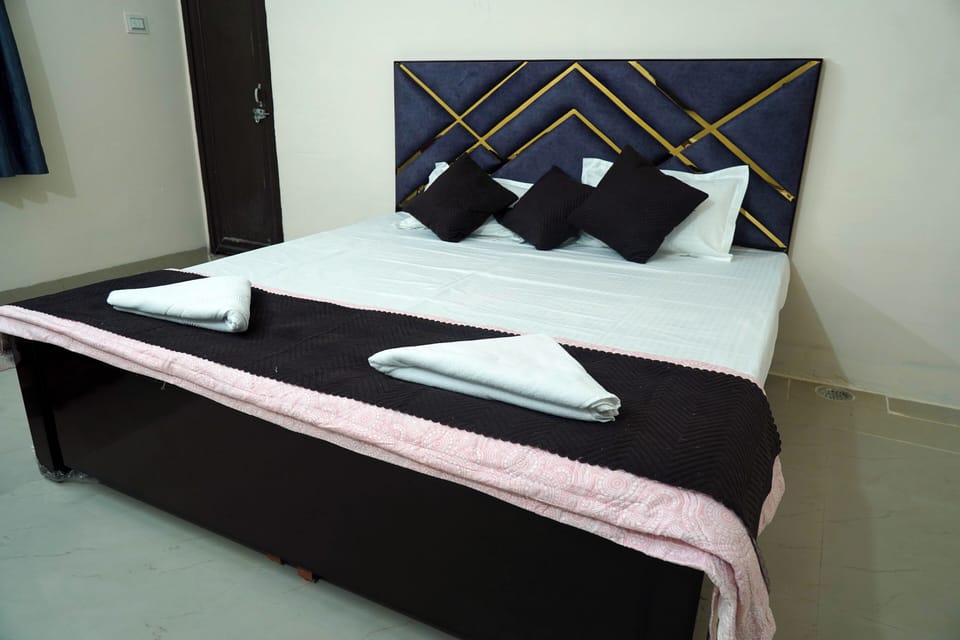 Double or Twin Room | Desk, laptop workspace, free WiFi