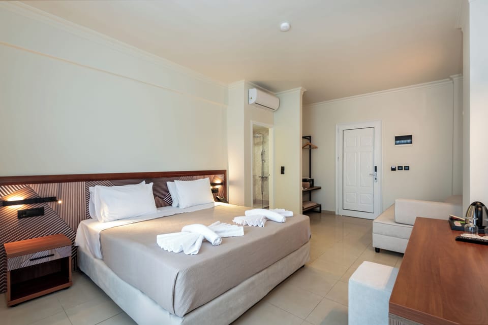 Superior Room | Hypo-allergenic bedding, desk, laptop workspace, bed sheets