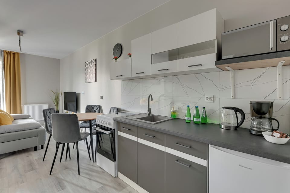 Comfort Apartment | Private kitchenette | Oven, cleaning supplies, paper towels