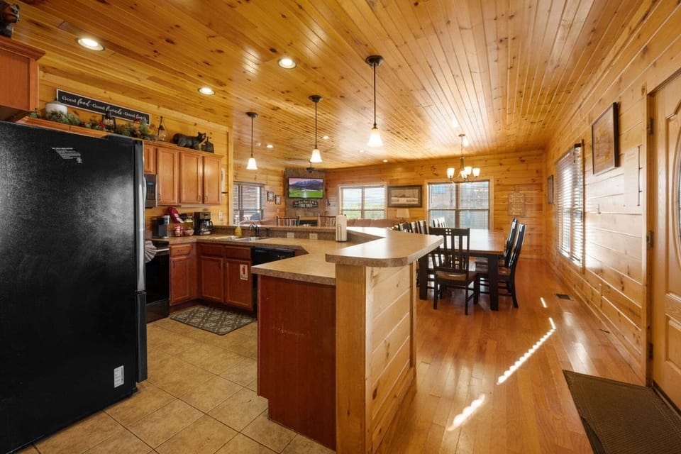 Cabin, 5 Bedrooms | Dining