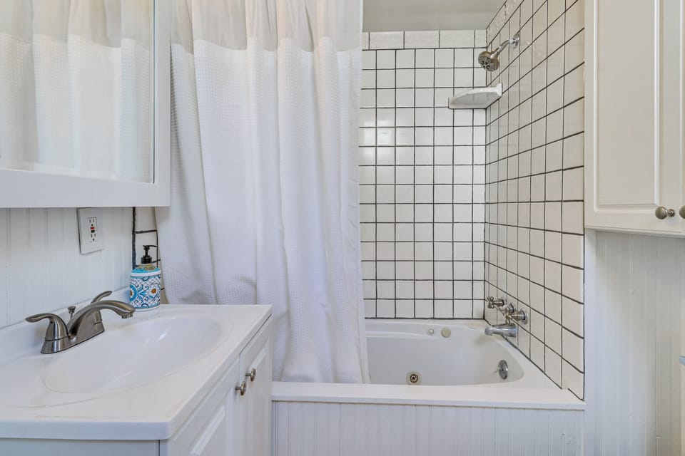 2-unit Rental in Abq! Walk or Bike to Downtown Cottage in Albuquerque