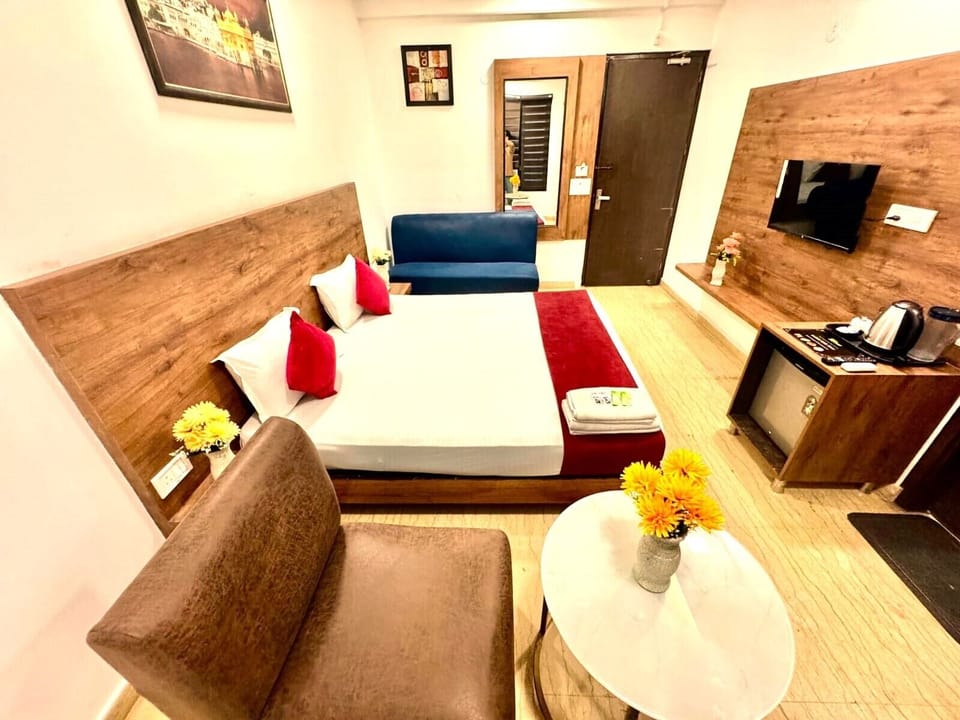 Superior Room, City View | Desk, laptop workspace, free WiFi