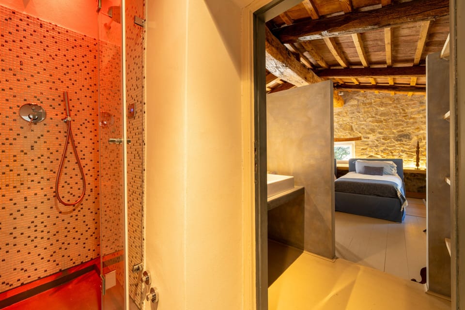 Standard Twin Room, Private Bathroom, Courtyard View (Deluxe) | Bathroom | Slippers