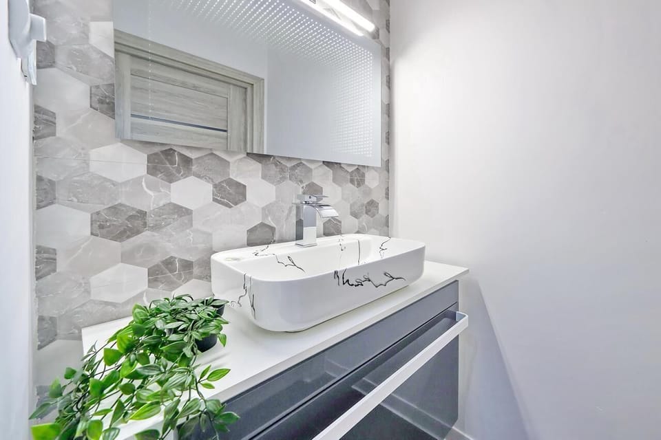 Classic Double Room | Bathroom | Shower, towels